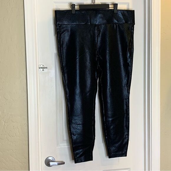 Torrid Black Tonal Snake Pixie Pants Torrid Size 2/2X - Picture 5 of 12